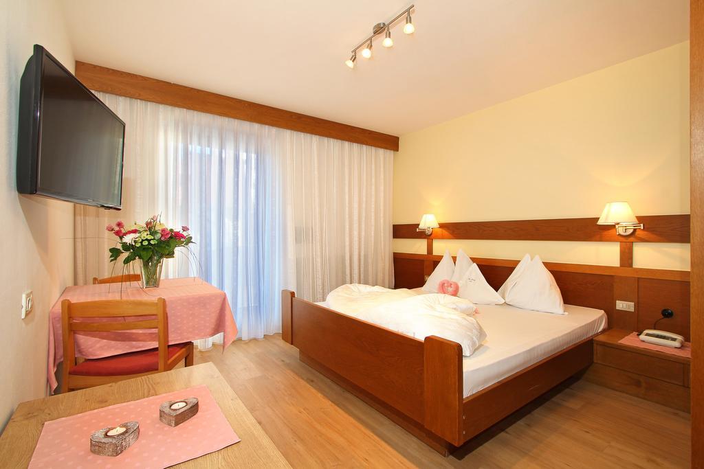 Hotel Garni Savoy Castelrotto Ruang foto