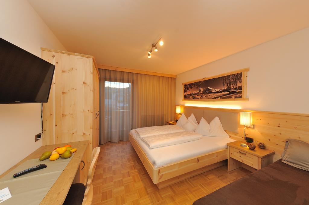 Hotel Garni Savoy Castelrotto Bagian luar foto