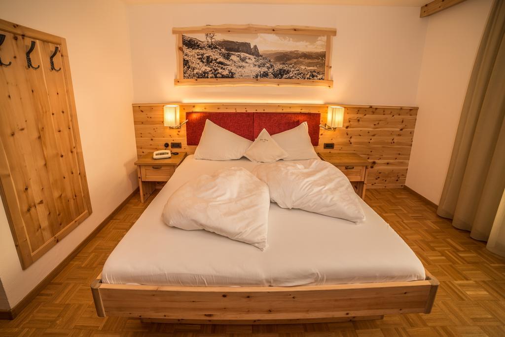 Hotel Garni Savoy Castelrotto Bagian luar foto