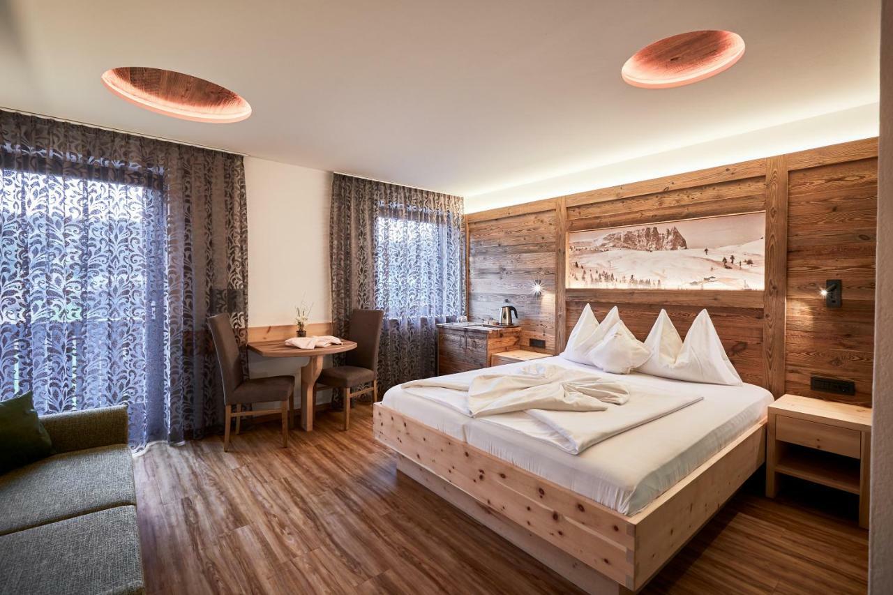 Hotel Garni Savoy Castelrotto Bagian luar foto